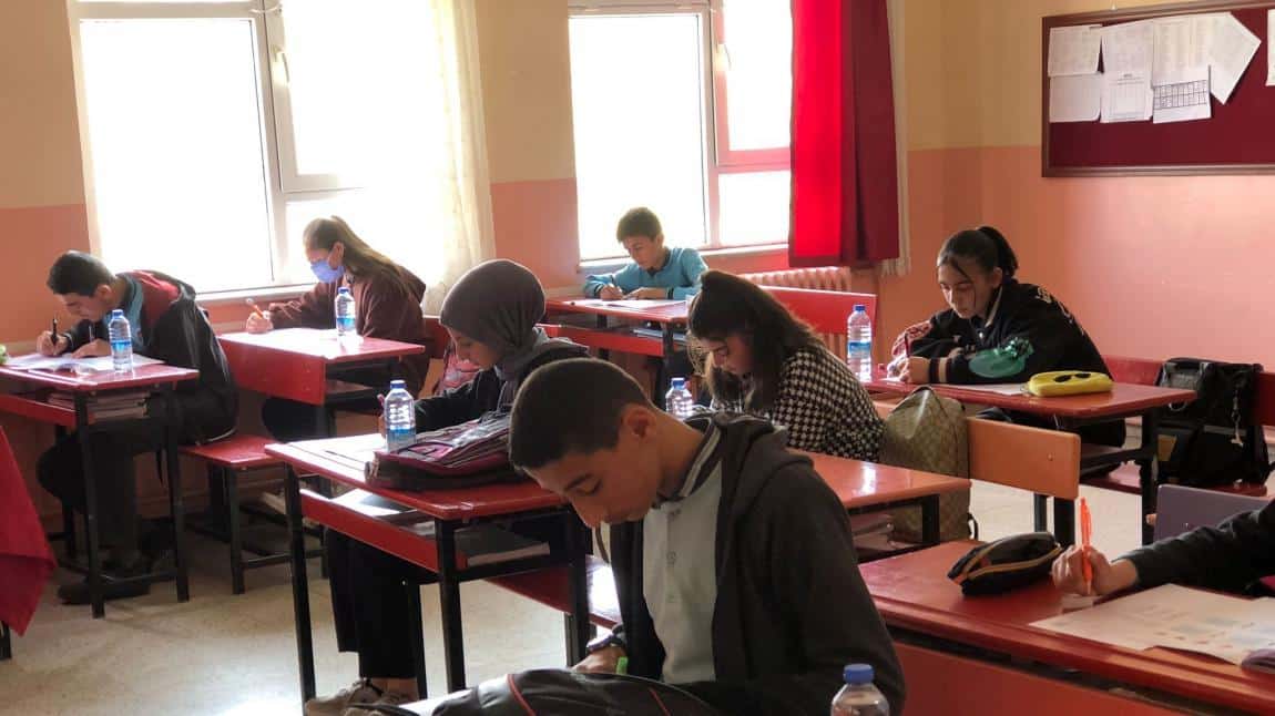 Sivas'ta HEDEF Projesi Kapsamında 8. sınıf Öğrencilerine Kazanım Değerlendirme Sınavı Gerçekleştirildi.
